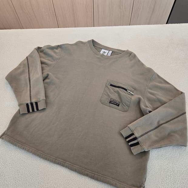 아디다스 크롭한 밀리터리 포켓 맨투맨 티셔츠 M