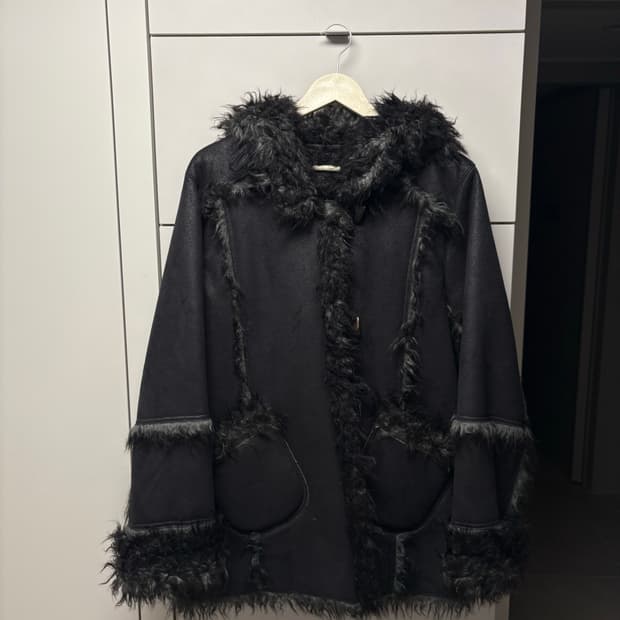 PERVERZE 퍼버즈 무스탕 후드 코트