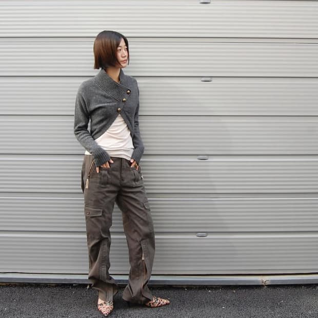 비대칭 버튼 울 니트 가디건