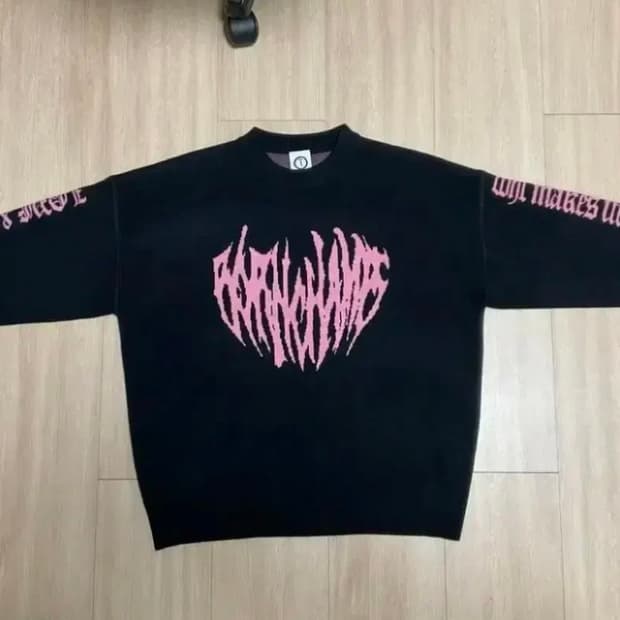 본챔스-하트 트라이벌 로고 니트