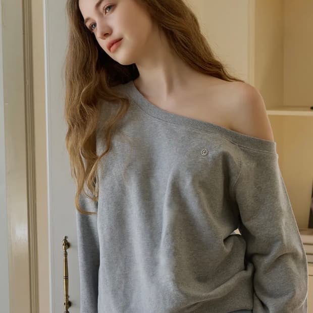 레터프롬문 오프숄더 맨투맨