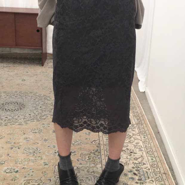 차콜 레이스 미디 스커트