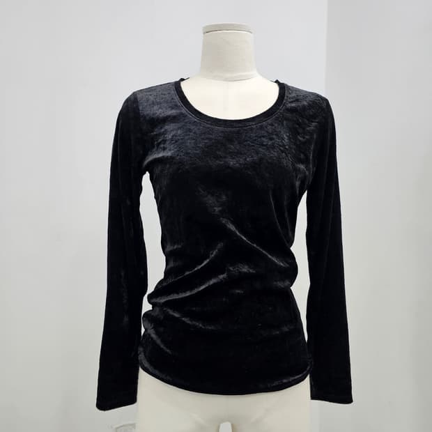 유니클로 블랙 벨벳 긴팔티셔츠