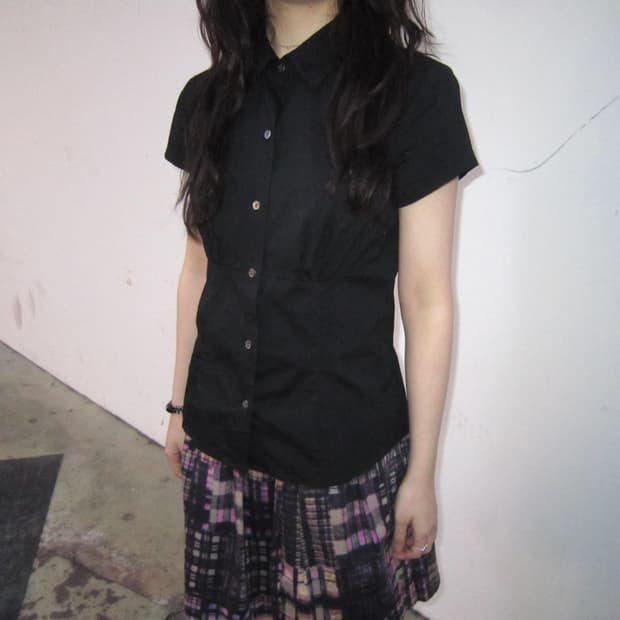 띠어리 럭스 반팔 셔츠 허리 절개 디테일 블랙