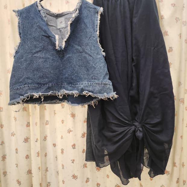 (지구샵)  밑단 묶는 벌룬스커트와 데님 크롭베스트 세트