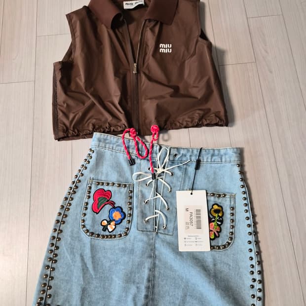 (유니크) 꽃 자수 스터드 데님 미니 스커트 판매합니다