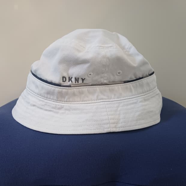 Dkny 화이트 버킷햇 모자