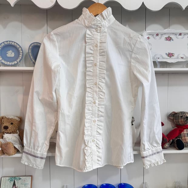 화이트 프릴 장식 블라우스