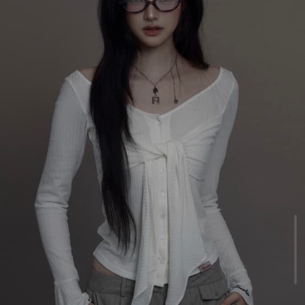 뉴얼린 달링 트위스트 버튼 블라우스 크림 아이보리