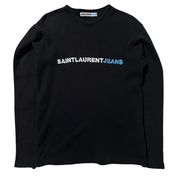 생로랑 00‘s 로고 스펠아웃 V넥 롱슬리브 티셔츠