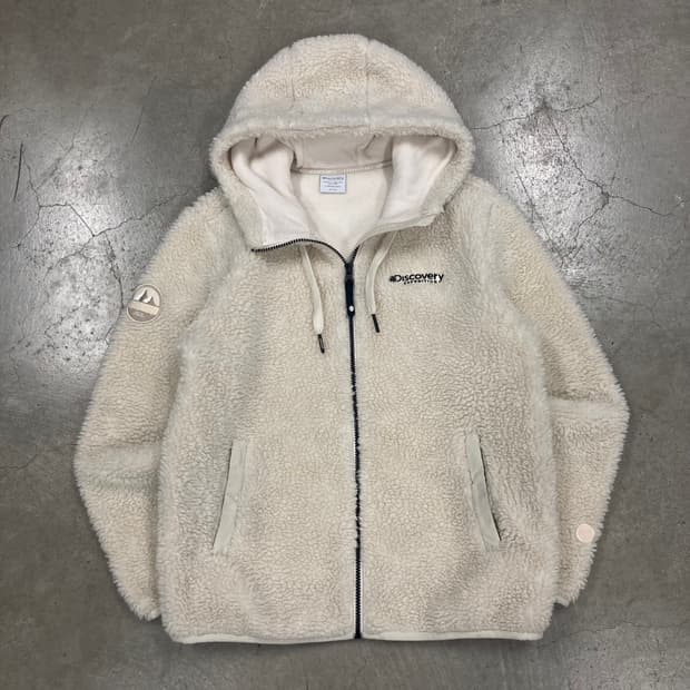 디스커버리 아이보리 컬러 스몰 로고 쉐르파 자켓