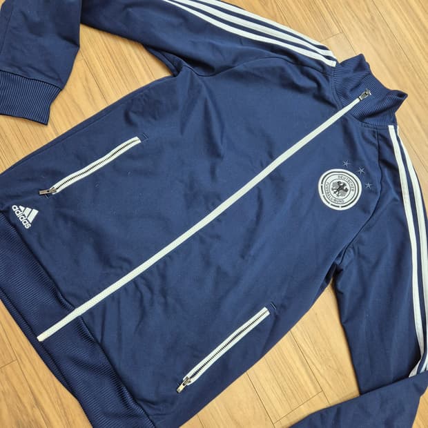 아디다스 독일 져지입니다
- 색상은 네이비이고 사이즈는 100입니다
- 