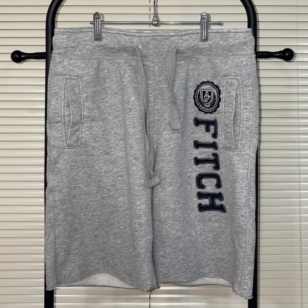 Abercrombie & Fitch 아치형 패치 스웻 하프 팬츠