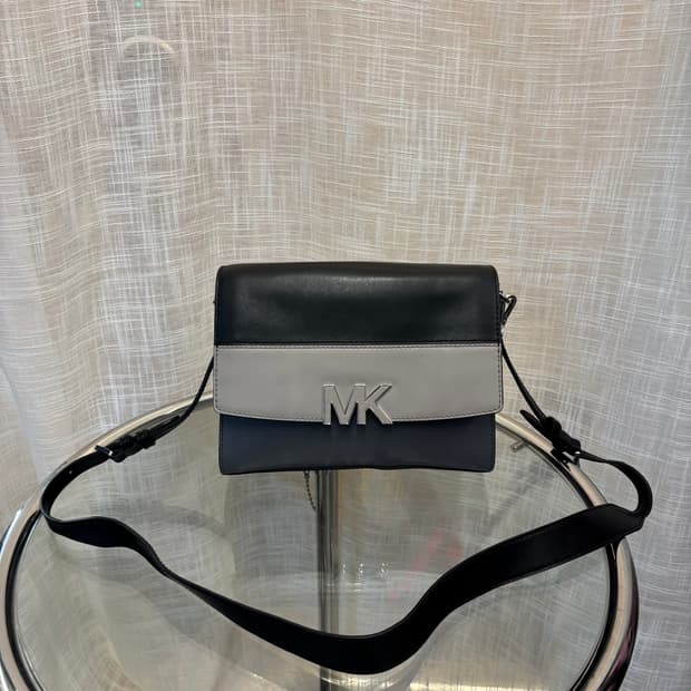 정품 마이클코어스 가죽 크로스백  