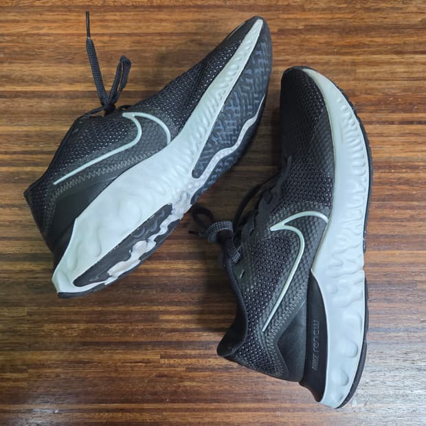 나이키 리뉴 런 러닝화 255