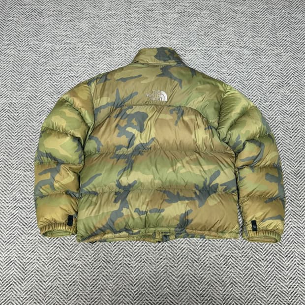 노스페이스 센터로고 카모 700 눕시 패딩