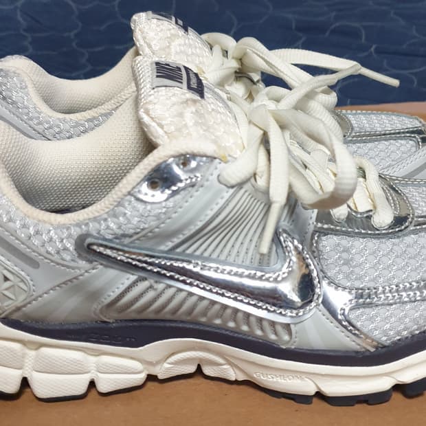 나이키 우먼스 줌보메로5 포튼 더스트 앤 메탈릭 실버 (235)