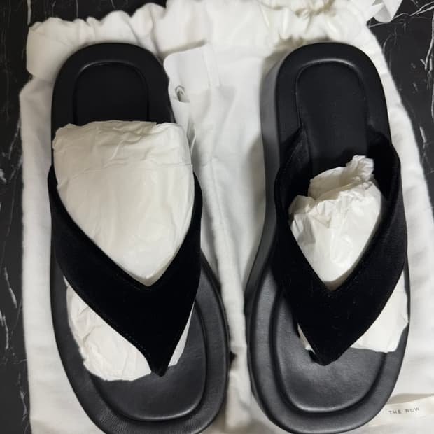 더 로우 긴자 쪼리 블랙