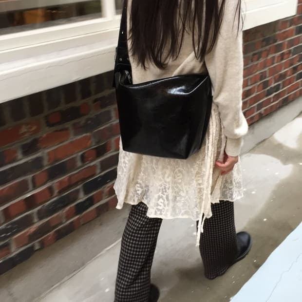 폴린느 글로시 레더백