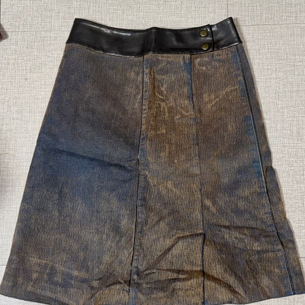 레더포인트 미디 스커트