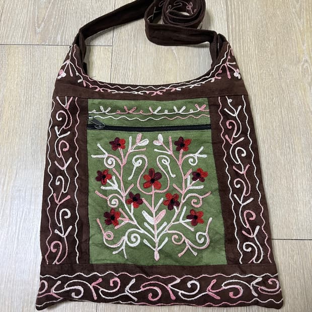 스웨이드 자수 크로스백