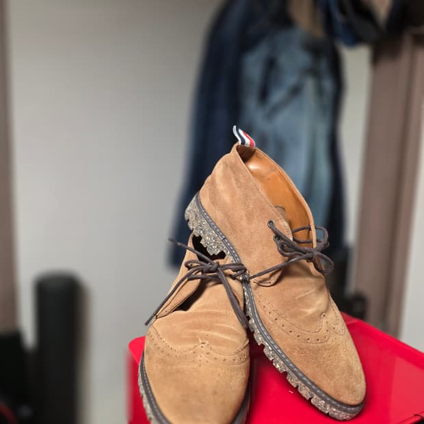 (영국산) 톰브라운 탄 스웨이드 윙팁 처카부츠
