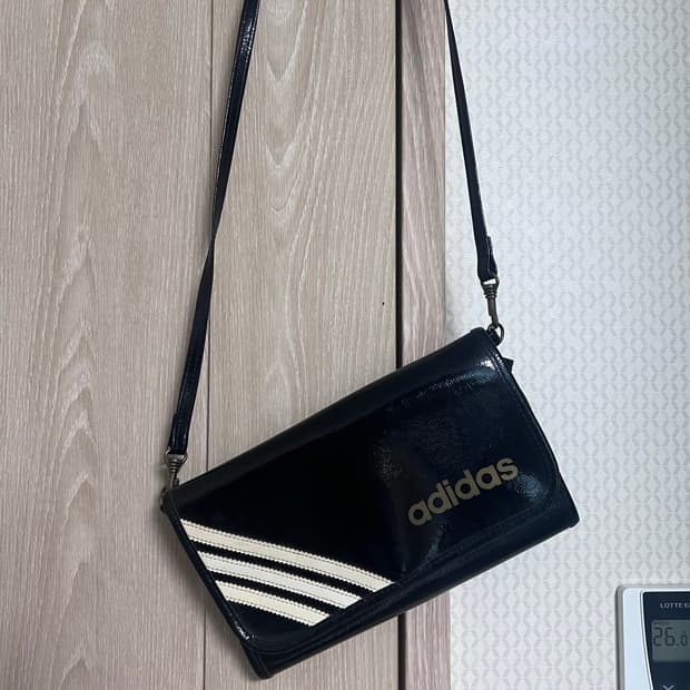 아디다스 올드스쿨 y2k 빈티지 블랙 골드 pvc 크로스백 숄더백