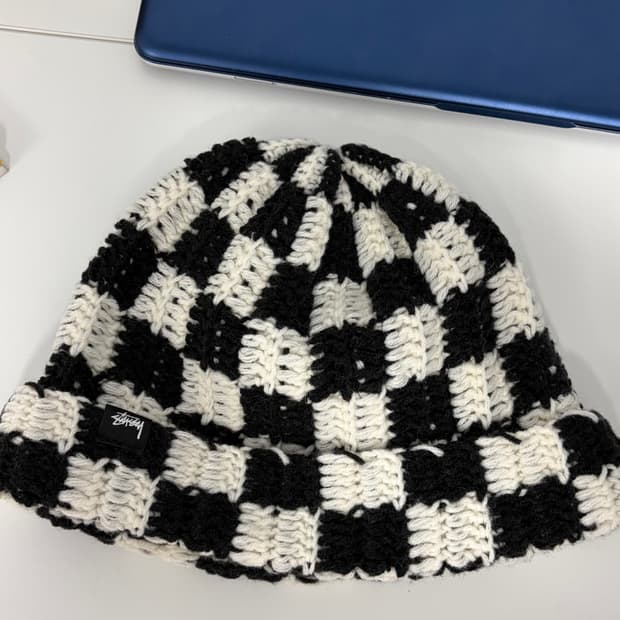 스투시 크로셰 체커 비니 화이트블랙
