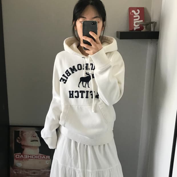 아베크롬비 중앙 자수 로고 화이트 후드티