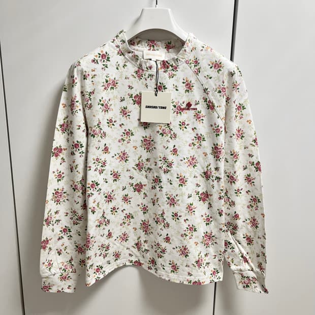 [6,8,10]슈슈통 26ss 플로럴 롱 슬리브리스 탑/화이트