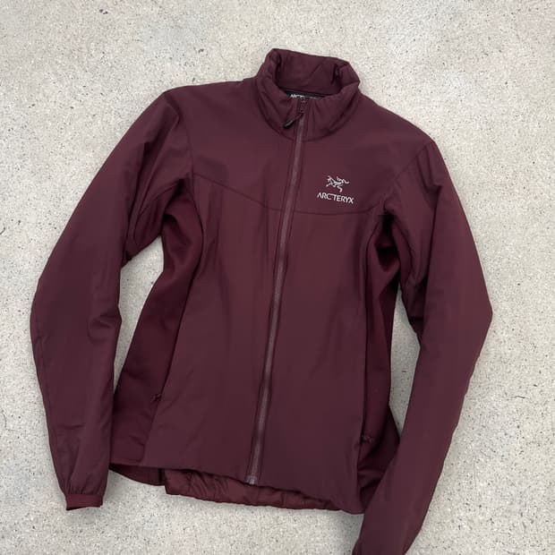 아크테릭스 아톰 LT 버건디 우먼 자켓