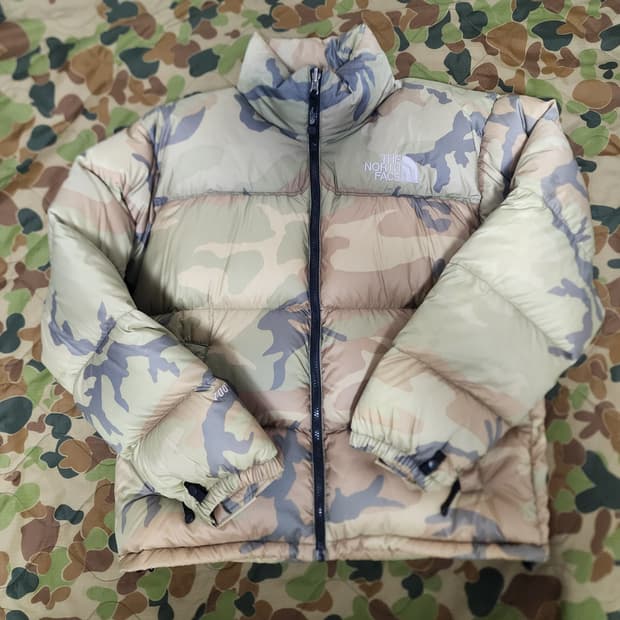 노스페이스 센터로고 눕시 카모 패딩
