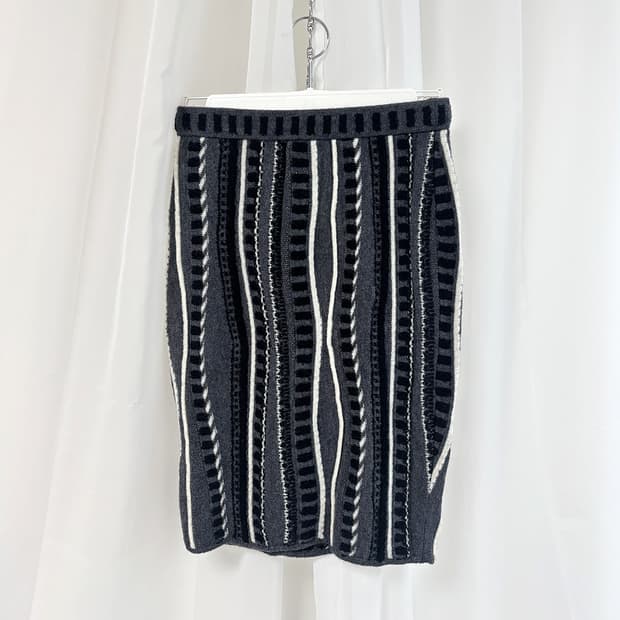 UNTITLED 불규칙한 패턴 니트 미디 스커트