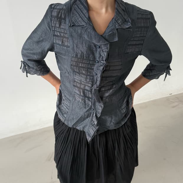 Vintage pattern ruffle shirt