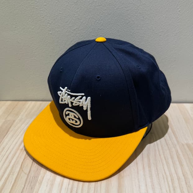 스투시 투톤 자수로고 스냅백