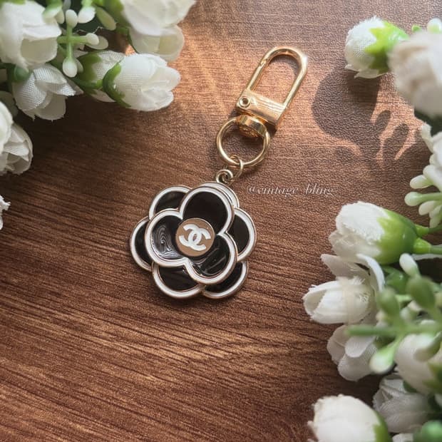 블랙) 샤넬 까멜리아 플라워 골드 백참 키링 키체인
