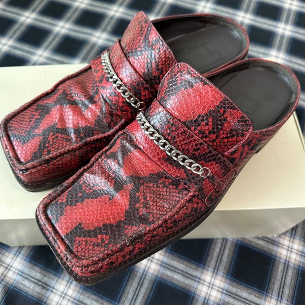 마틴로즈 레드 스네이크 스킨 체인 슬리퍼 뮬