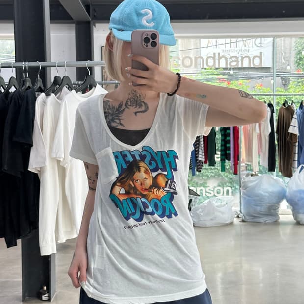 히스테릭 글래머 펑키 히스걸 그래픽 V넥 포켓 반팔 티셔츠