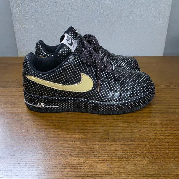 나이키 에어포스1 로우 블랙 도트 골드 스우시