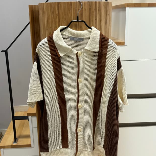 에잇세컨즈 세로 스트라이프 칼라넥 반팔 카디건 