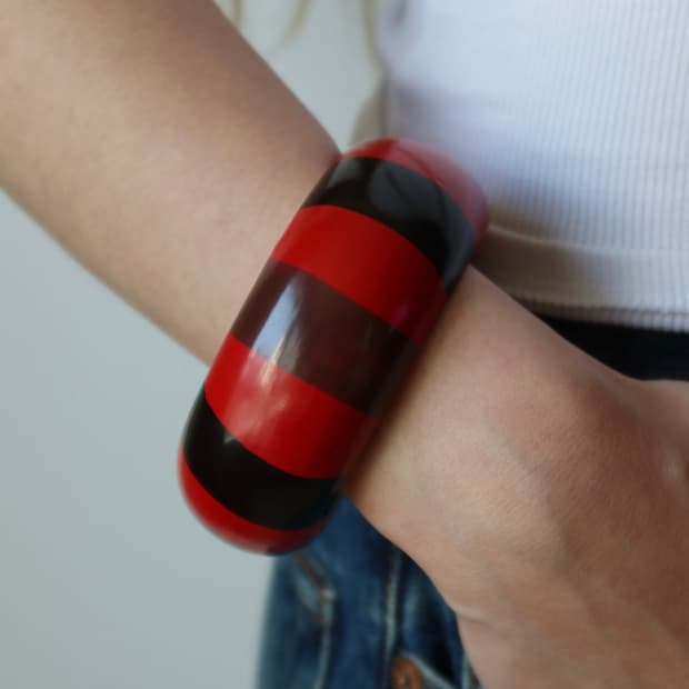 red stripe bold bangle