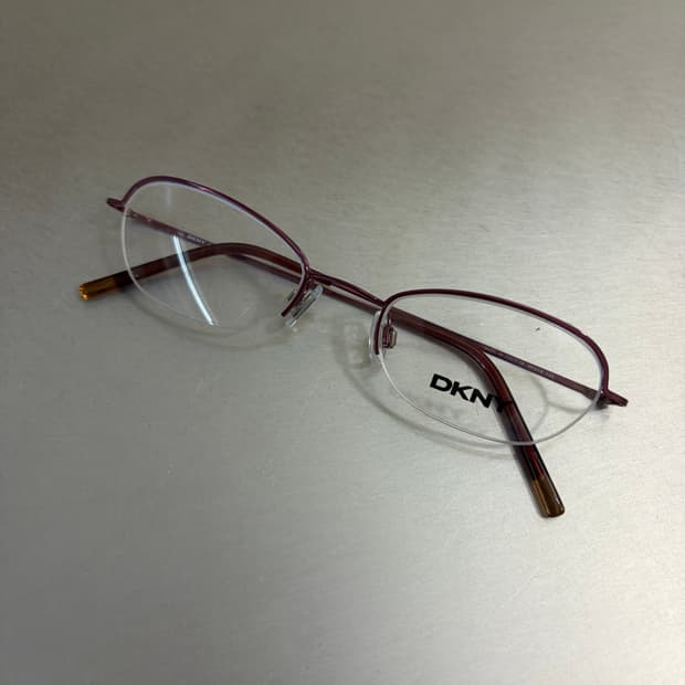 DKNY 48019 135 와인 메탈 하프림 반무테 안경