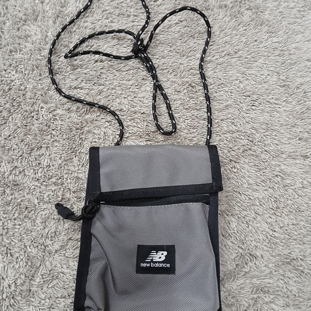 뉴발란스 그레이 미니 크로스백 핸드폰가방 새제품