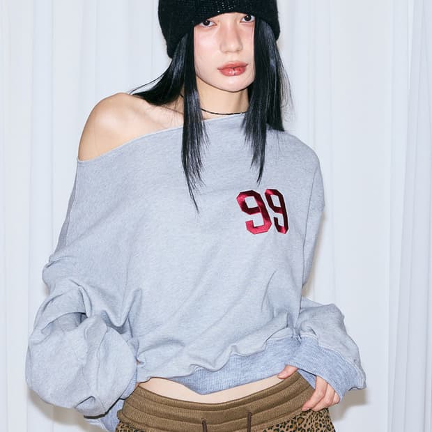 미스테리어스호텔 오프숄더 맨투맨