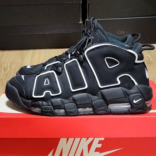 나이키 275 업템포 블랙 화이트