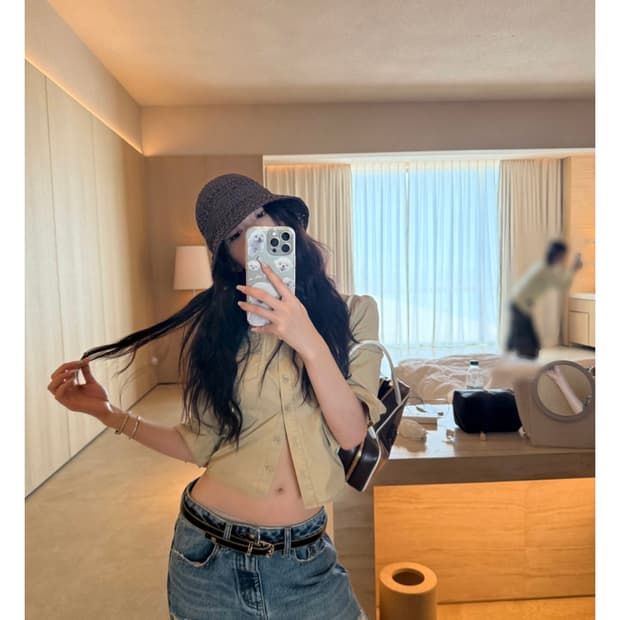 파리지앵바이브 코튼 포켓셔링 크롭셔츠 베이지 새상품