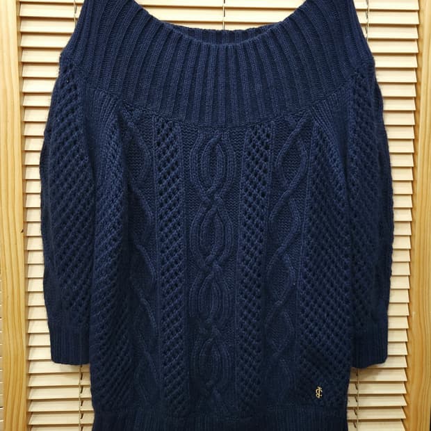 쥬시꾸뛰르 입술넥 꽈배기 니트 S