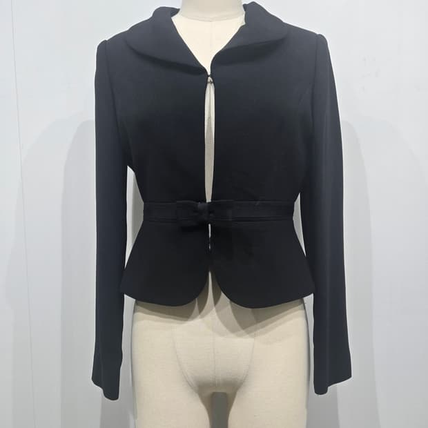 끌로에 블랙 숏 자켓 벨트 장식