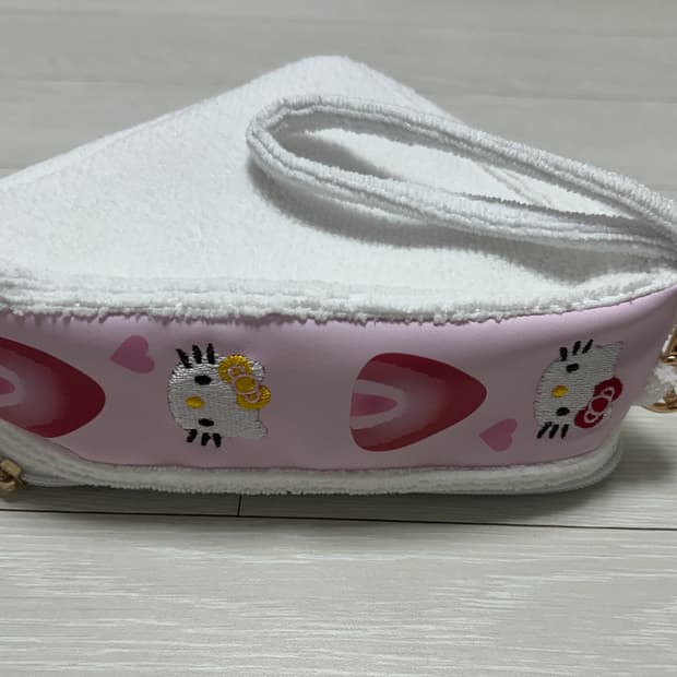 헬로키티 딸기 산도 파우치