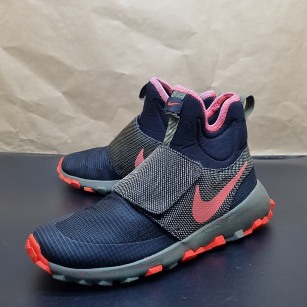나이키 로쉬원 트레일 미드225